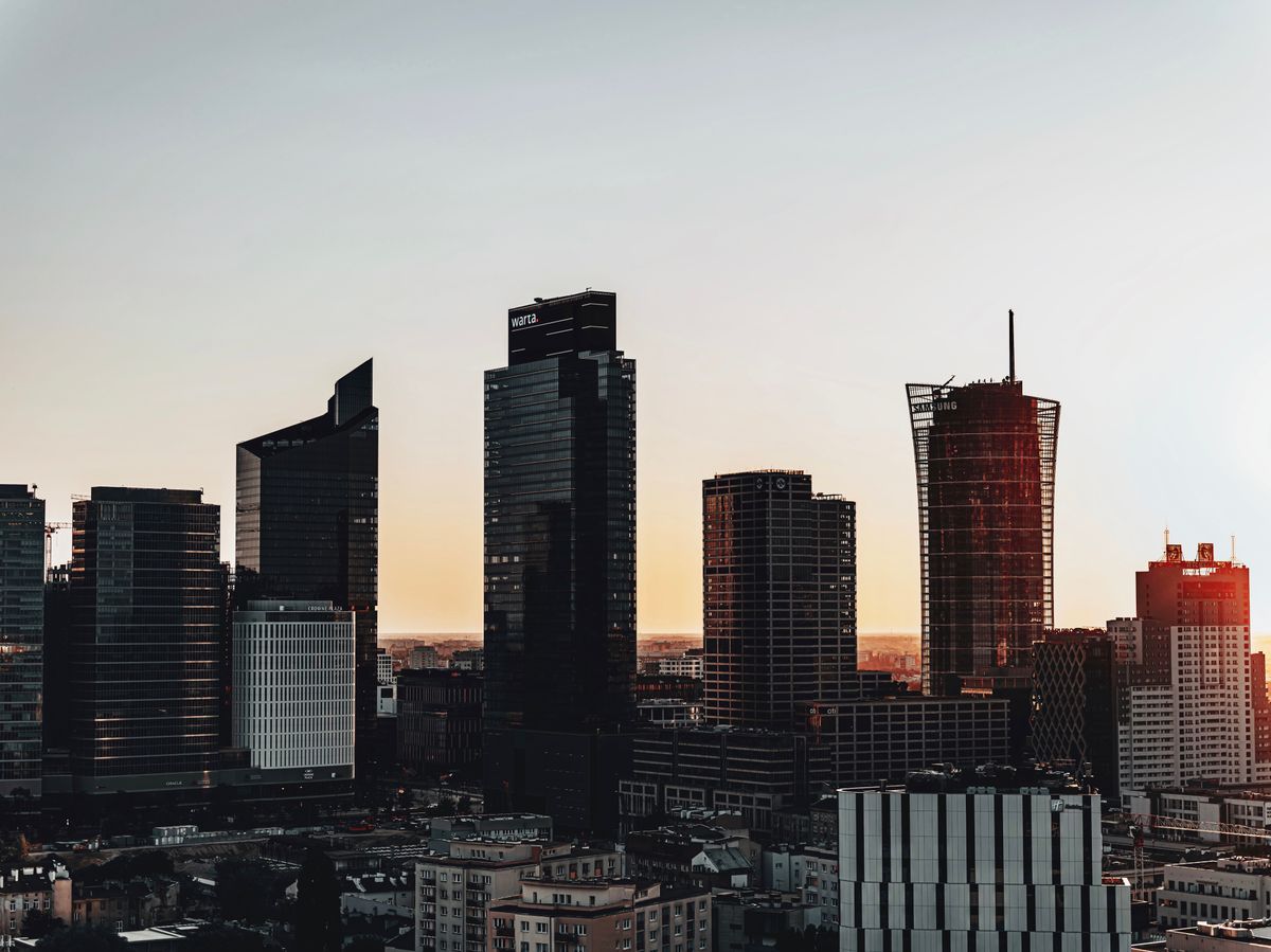 Foreign exchange trading and capital flows