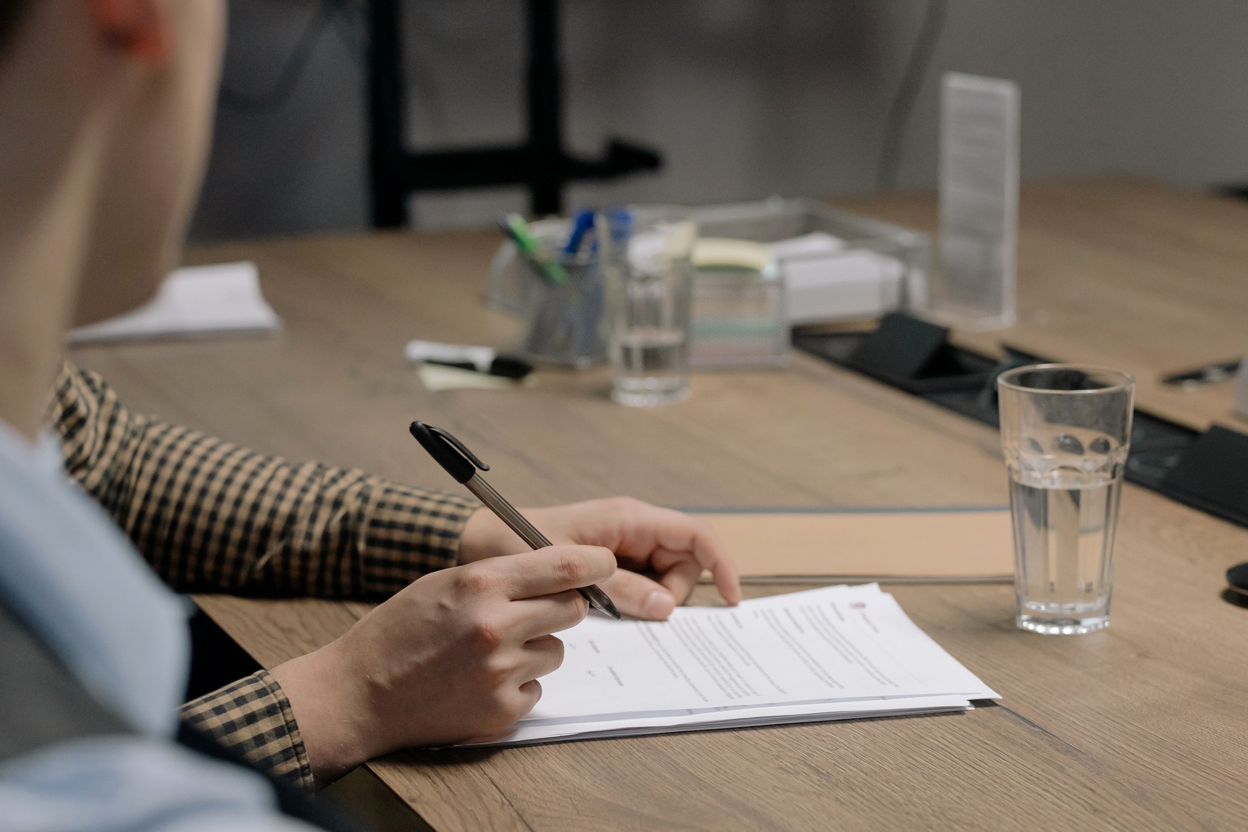 Signing a franchise agreement as part of franchise registration in Vietnam