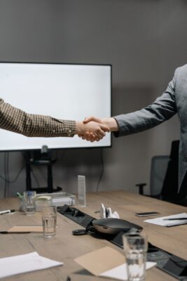 founder and successor discussing management handover in a Vietnamese company