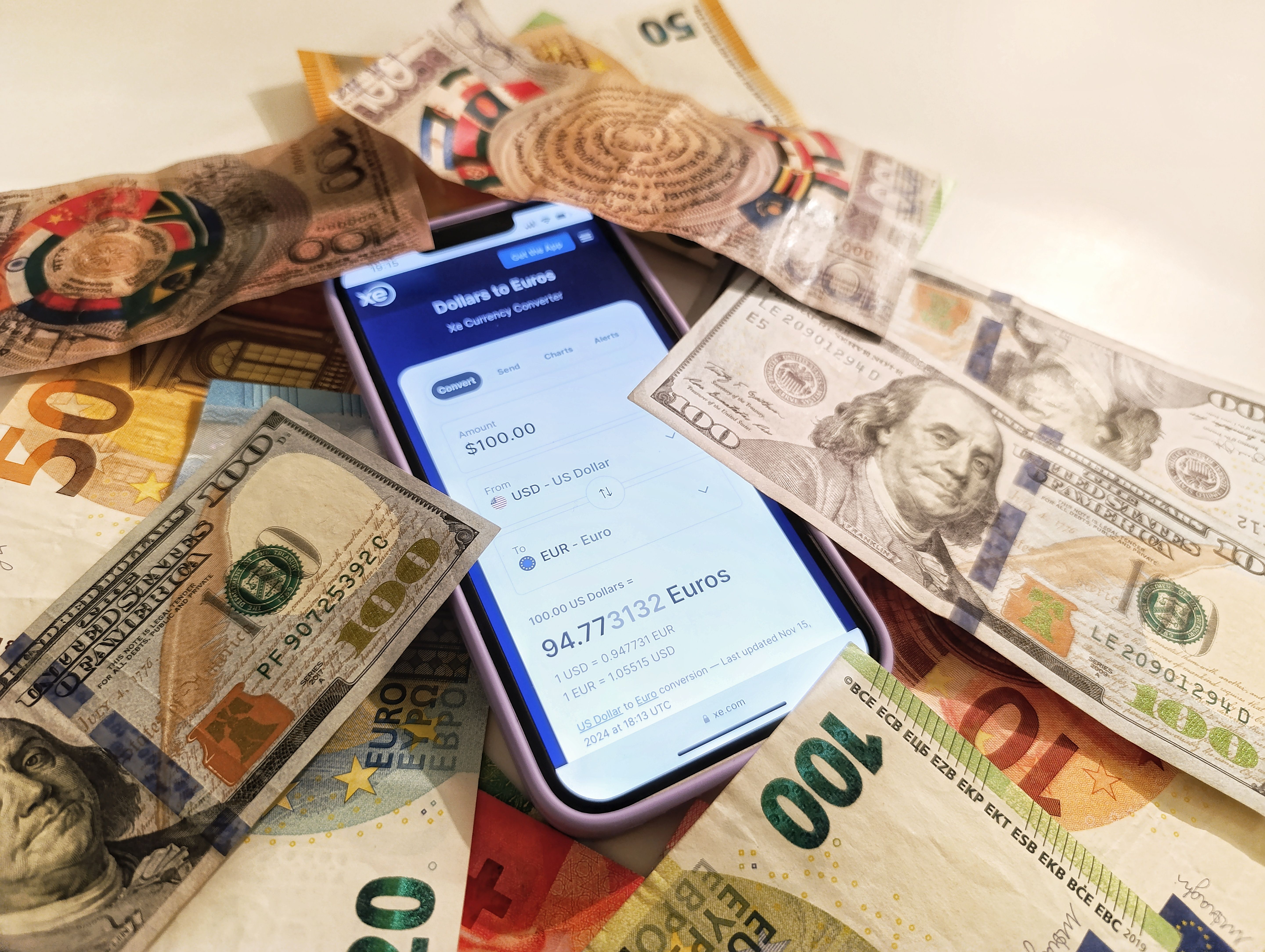 Currency converter and banknotes symbolising the outward investment from Vietnam capital cycle