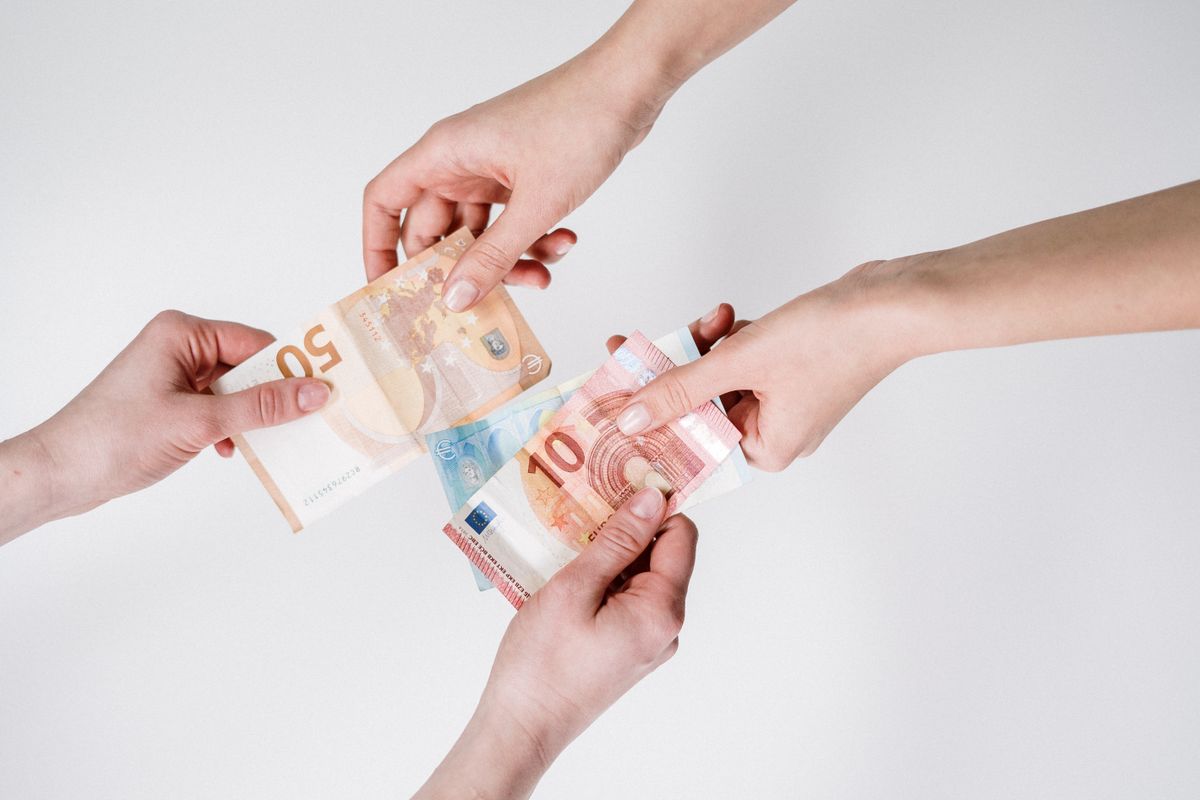 Currency exchange illustrating payment in an M&A deal with a foreign investor in Vietnam