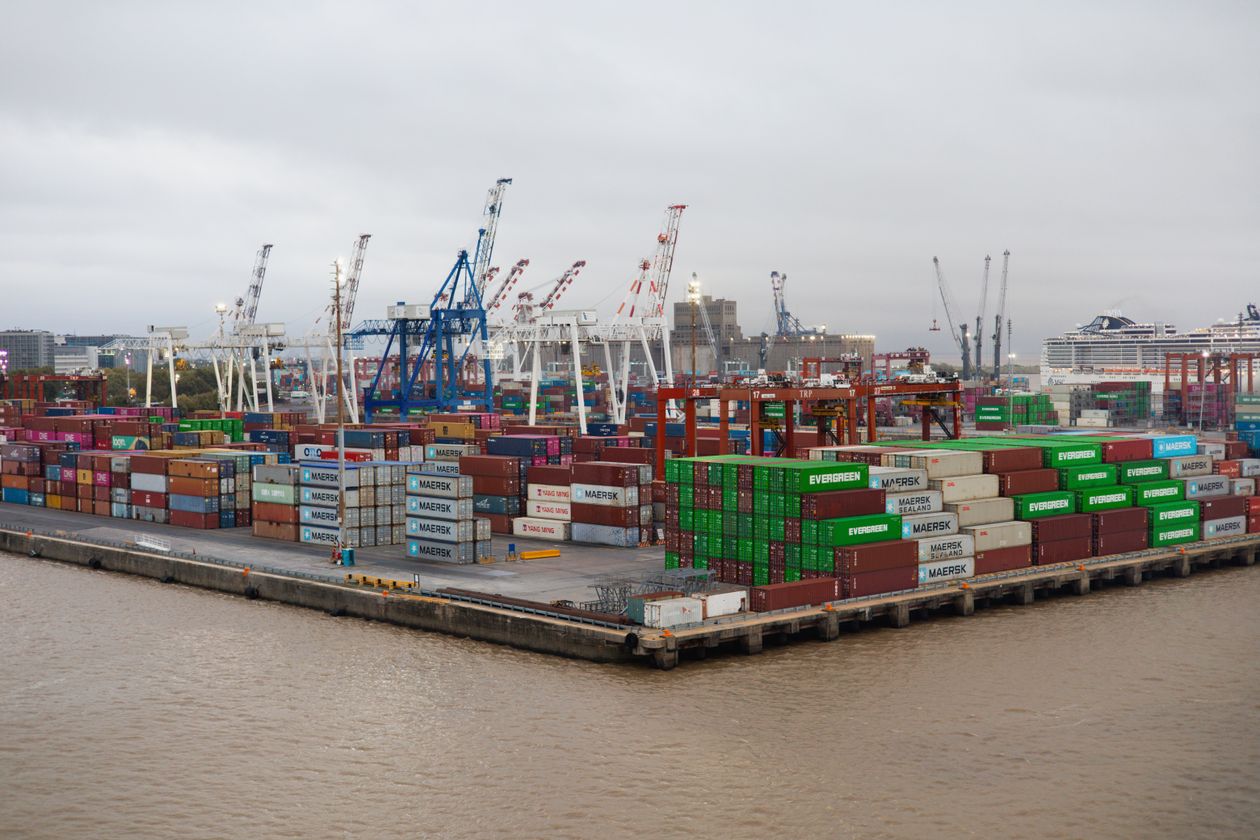 Foreign contractor construction licence Vietnam: engineers reviewing project plans on site